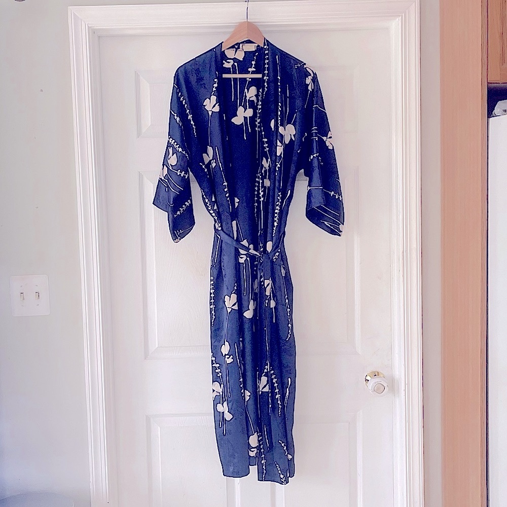 Vintage California Dynasty blue white floral silk robe with belt size large 🖤🩵